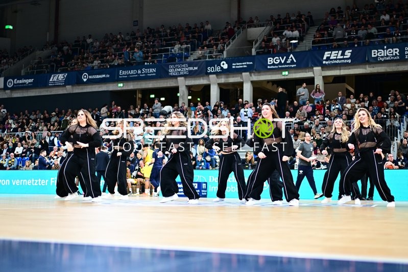 Basketball-Szene mit Tanzgruppe