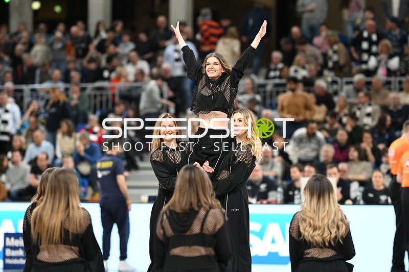 Basketball-Szene mit Cheerleaderinnen