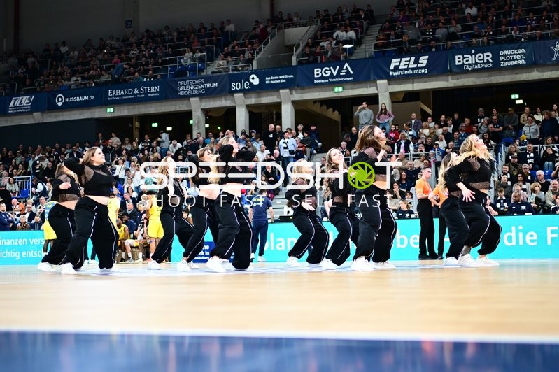 Tanzgruppe auf dem Spielfeld