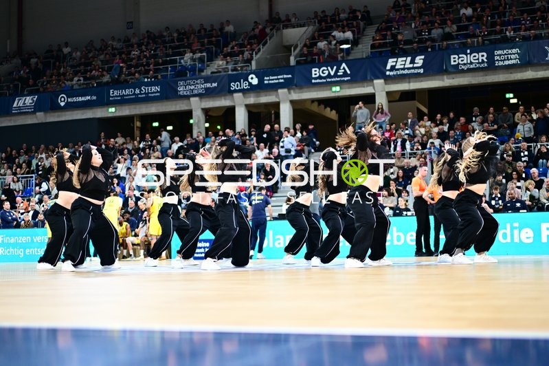 Basketball-Szene mit Tanzgruppe