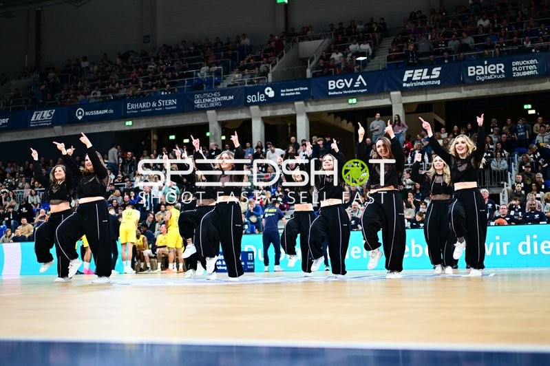 Basketball-Szene mit Cheerleadern