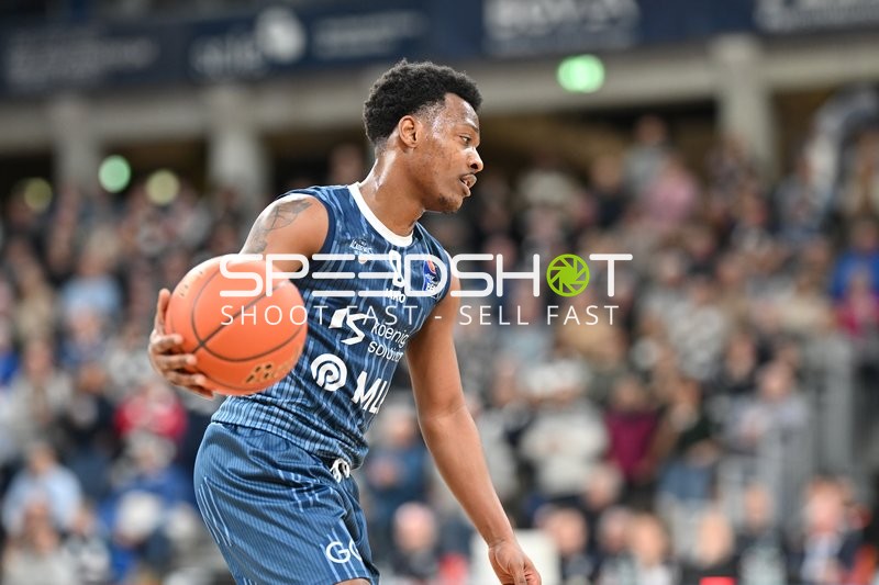 DJ Horne (0; MLP Academics Heidelberg) mit Ball in Aktion