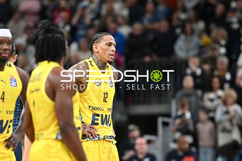 Spielaktion mit Brian Fobbs (4; EWE Baskets Oldenburg) und Michale Kyser (12; EWE Baskets Oldenburg)