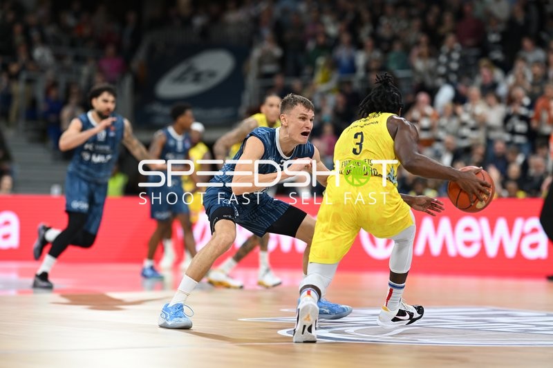 Niklas Würzner (2; MLP Academics Heidelberg) verteidigt gegen Christopher Clemons (3; EWE Baskets Oldenburg)