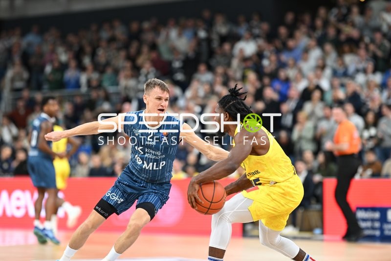 Niklas Würzner (2; MLP Academics Heidelberg) im Zweikampf