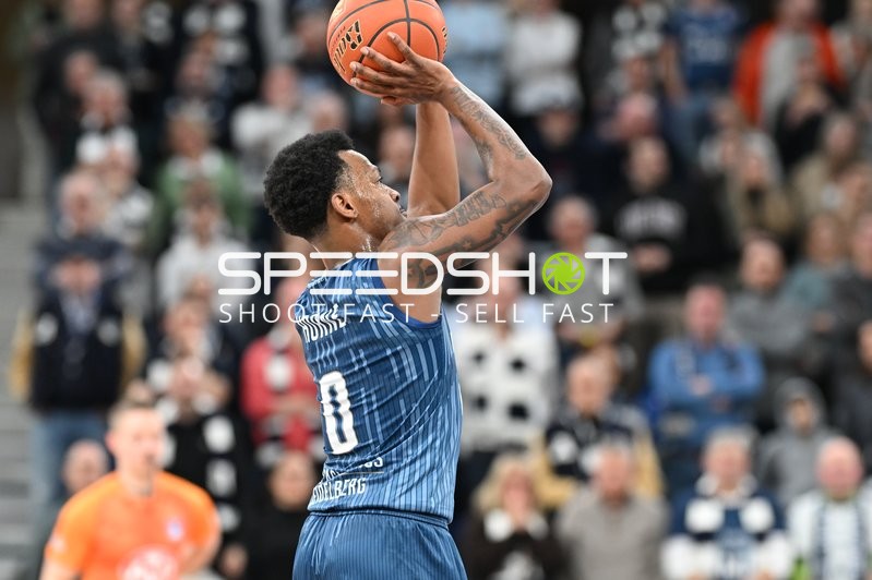 DJ Horne (0; MLP Academics Heidelberg) mit Wurf