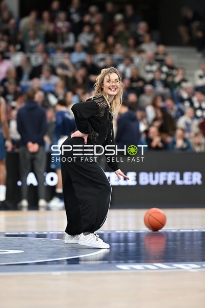 Person auf Basketballfeld