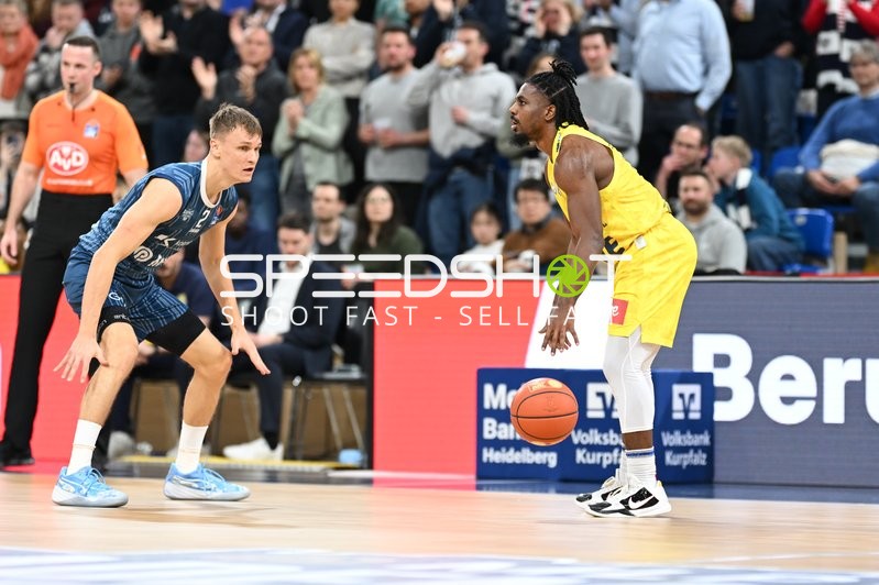 Spielaktion mit Christopher Clemons (3; EWE Baskets Oldenburg) und Niklas Würzner (2; MLP Academics Heidelberg)