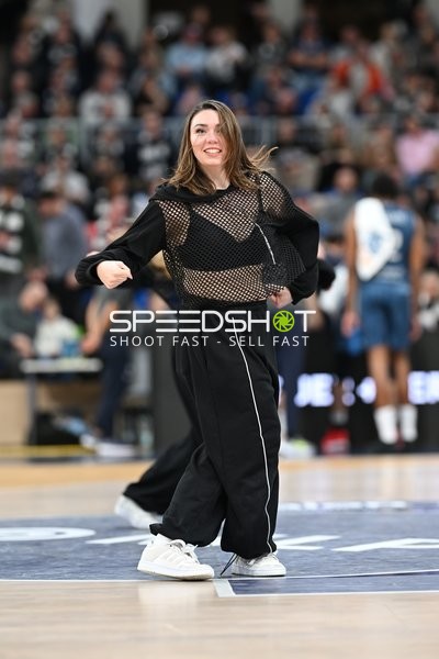 Person auf Spielfeld ohne Spielaktion