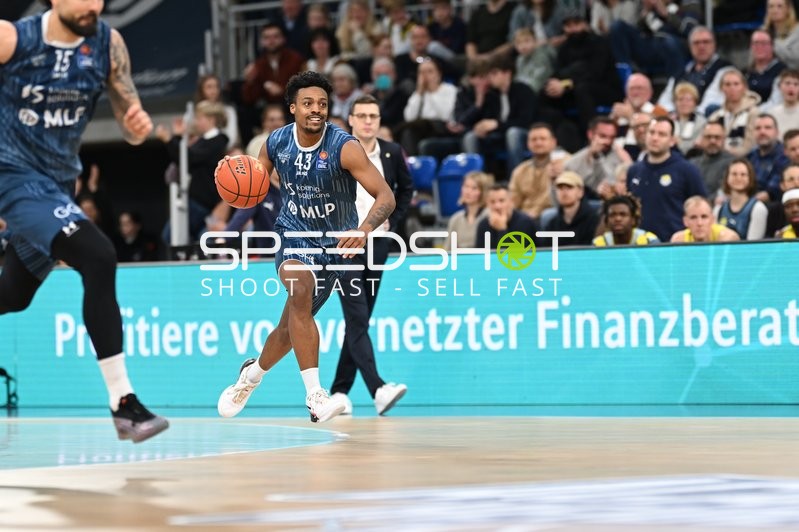 Eric Reed Jr. (43; MLP Academics Heidelberg) mit Ball in Aktion