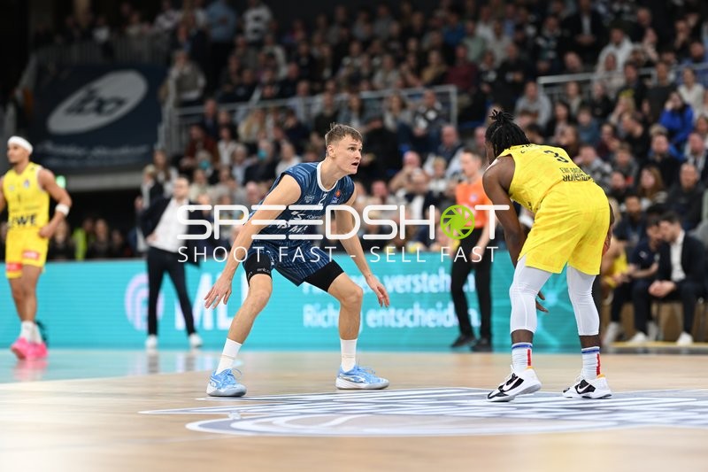 Niklas Würzner (2; MLP Academics Heidelberg) im Zweikampf