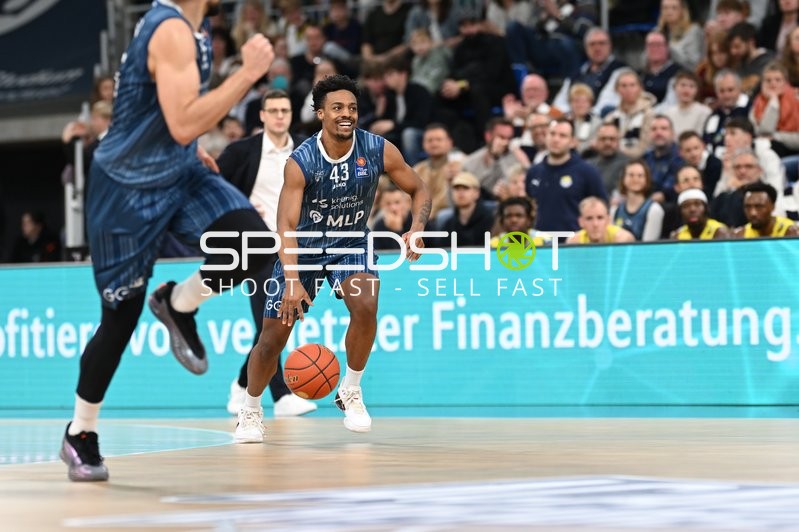 Eric Reed Jr. (43; MLP Academics Heidelberg) mit Ball in Aktion