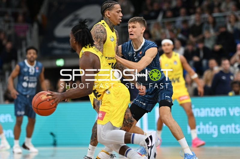 Michale Kyser (12; EWE Baskets Oldenburg) und Niklas Würzner (2; MLP Academics Heidelberg) in Aktion