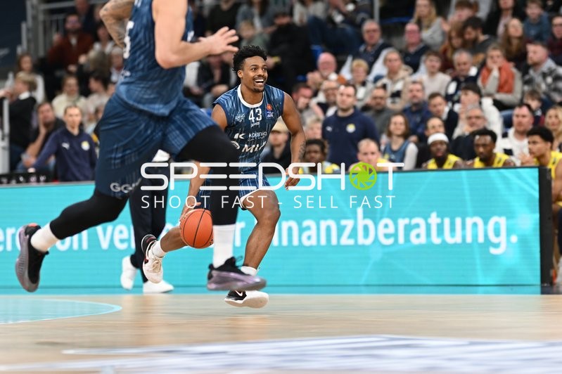 Eric Reed Jr. (43; MLP Academics Heidelberg) in Aktion