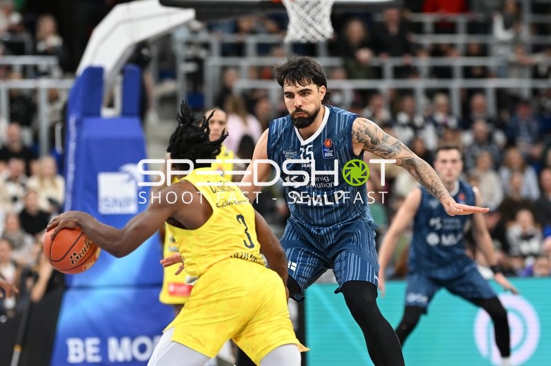 Marcel Keßen (15; MLP Academics Heidelberg) verteidigt gegen Christopher Clemons (3; EWE Baskets Oldenburg)