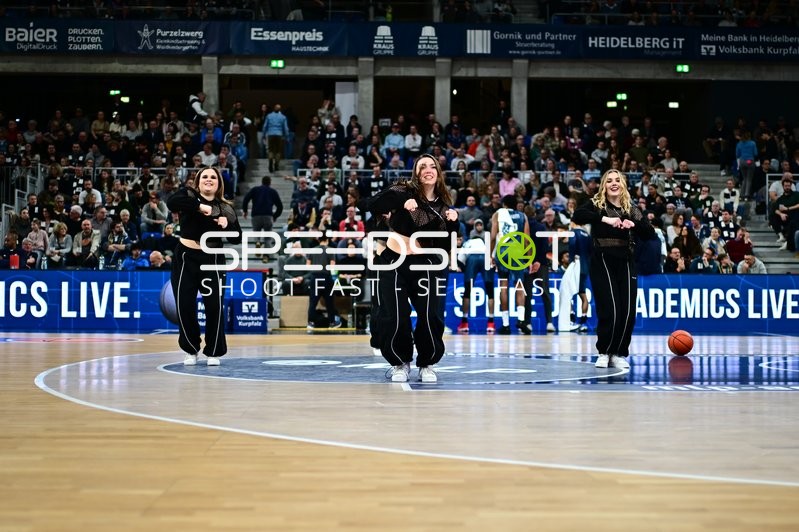 Basketball-Szene mit Cheerleadern