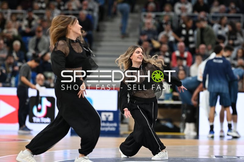 Tänzerinnen auf dem Spielfeld