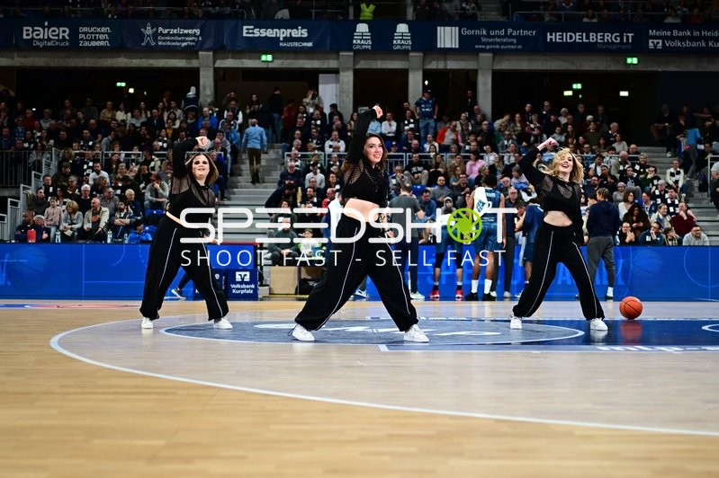 Basketball-Szene mit Tänzerinnen