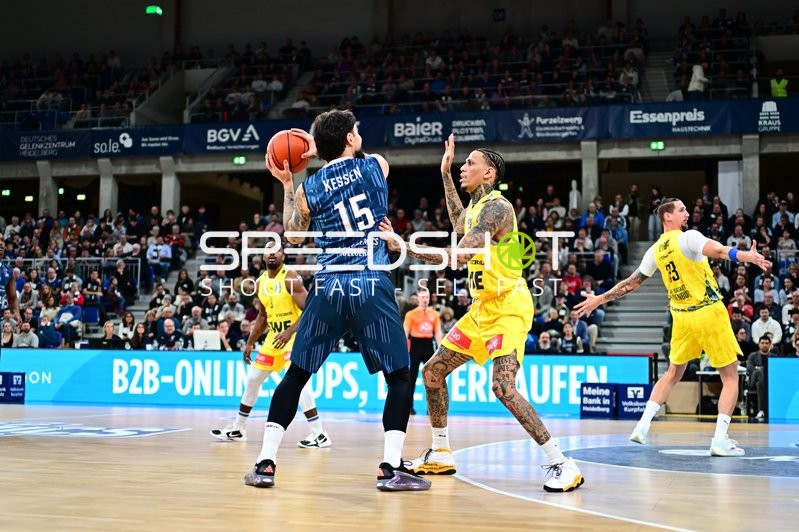 Marcel Keßen (15; MLP Academics Heidelberg) mit Ball gegen Michale Kyser (12; EWE Baskets Oldenburg) und Christopher Clemons (3; EWE Baskets Oldenburg)