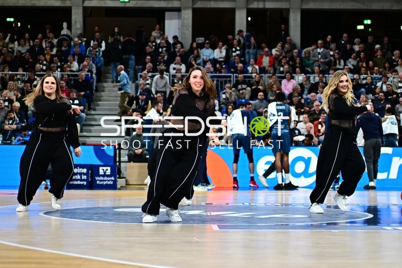 Basketball-Szene mit Tänzerinnen