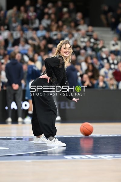 Basketball-Szene am Spielfeldrand