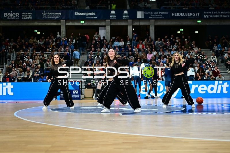 Basketball-Szene mit Tänzerinnen