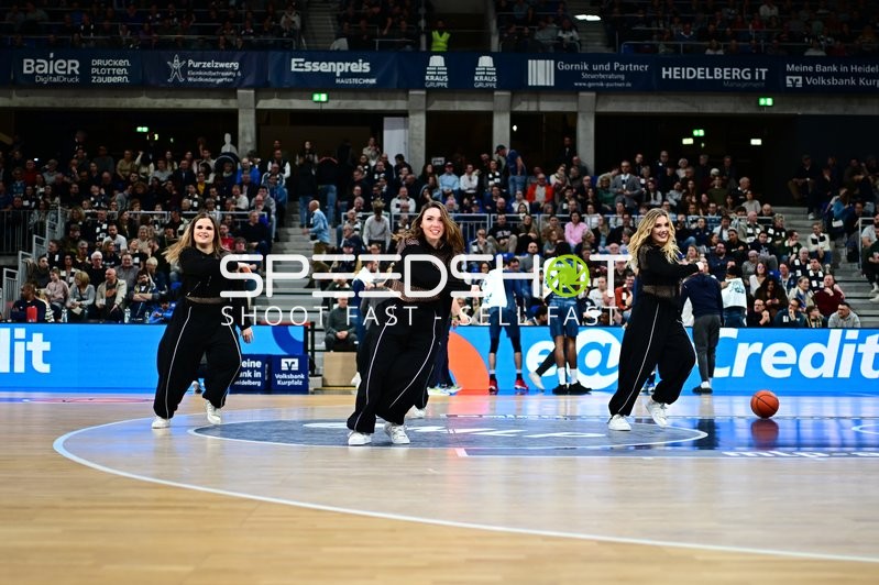 Basketball-Szene mit Tänzerinnen