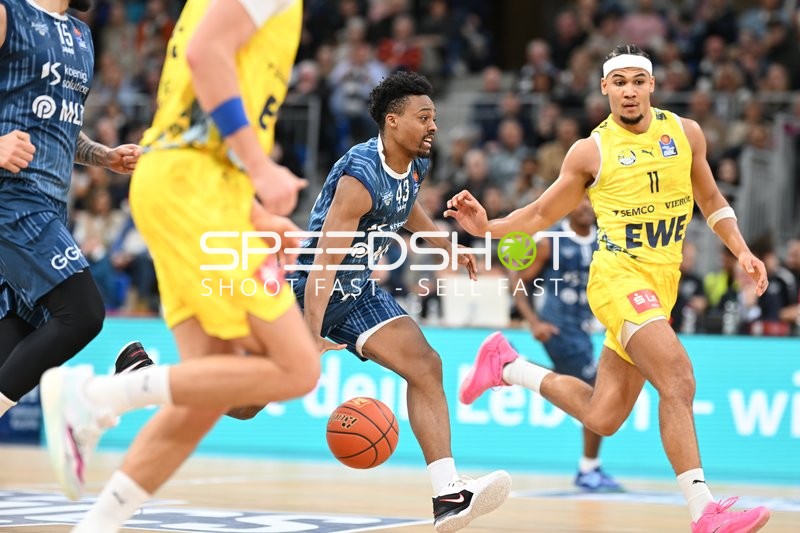 Spielaktion mit Nicholas Tischler (11; EWE Baskets Oldenburg) und Eric Reed Jr. (43; MLP Academics Heidelberg)