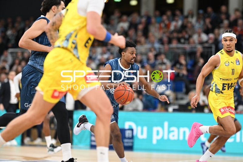 Spielaktion mit Eric Reed Jr. (43; MLP Academics Heidelberg)