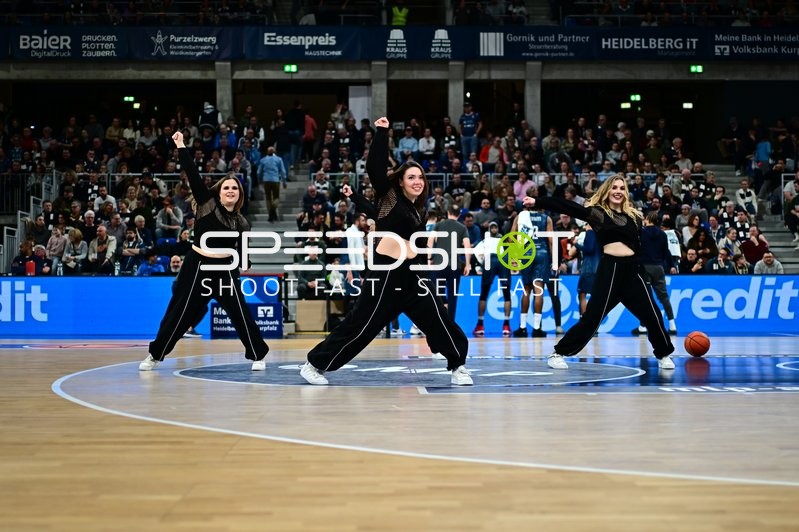 Basketball-Szene mit Tänzerinnen
