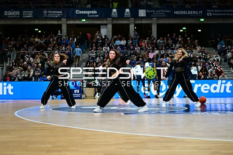 Basketball-Szene mit Tänzerinnen