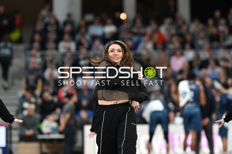 Basketball-Szene mit Tänzerin