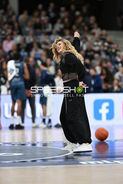 Basketball-Szene mit Tänzerin