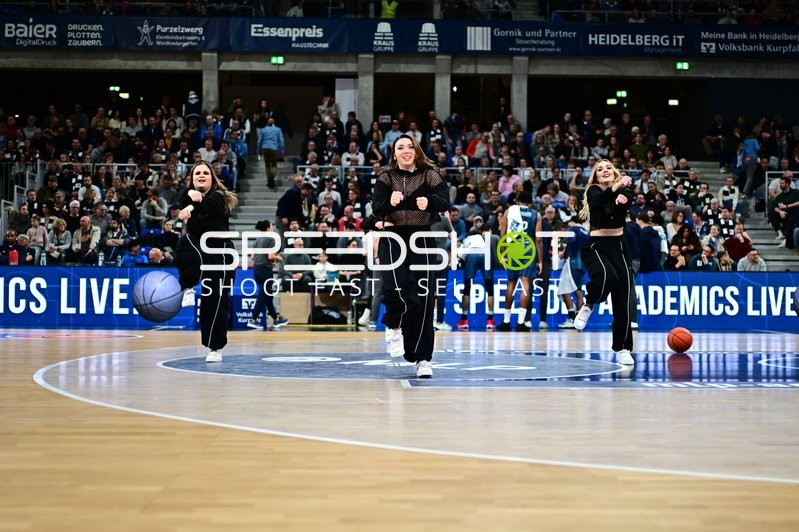 Basketball-Szene mit Cheerleadern