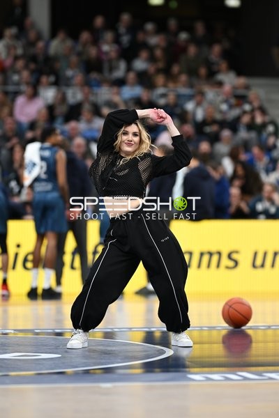 Basketball-Szene mit Tänzerin