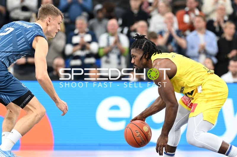 Christopher Clemons (3; EWE Baskets Oldenburg) im Dribbling gegen Niklas Würzner (2; MLP Academics Heidelberg)
