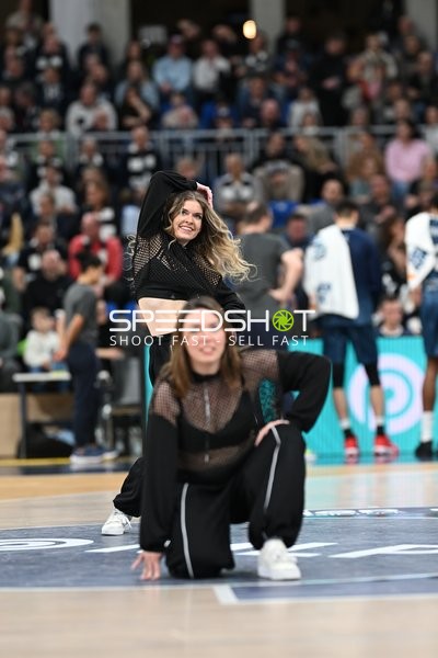 Basketball-Szene mit Tänzerinnen