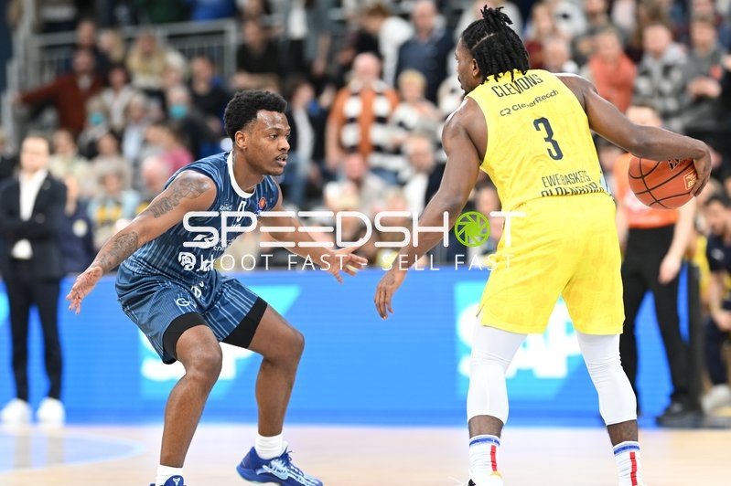 DJ Horne (0; MLP Academics Heidelberg) verteidigt gegen Christopher Clemons (3; EWE Baskets Oldenburg)