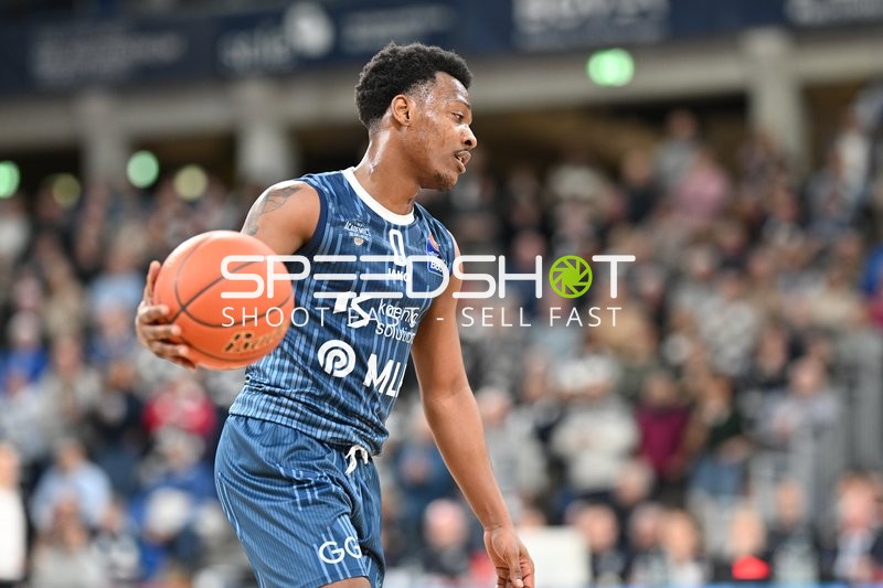 DJ Horne (0; MLP Academics Heidelberg) mit Ball in Aktion