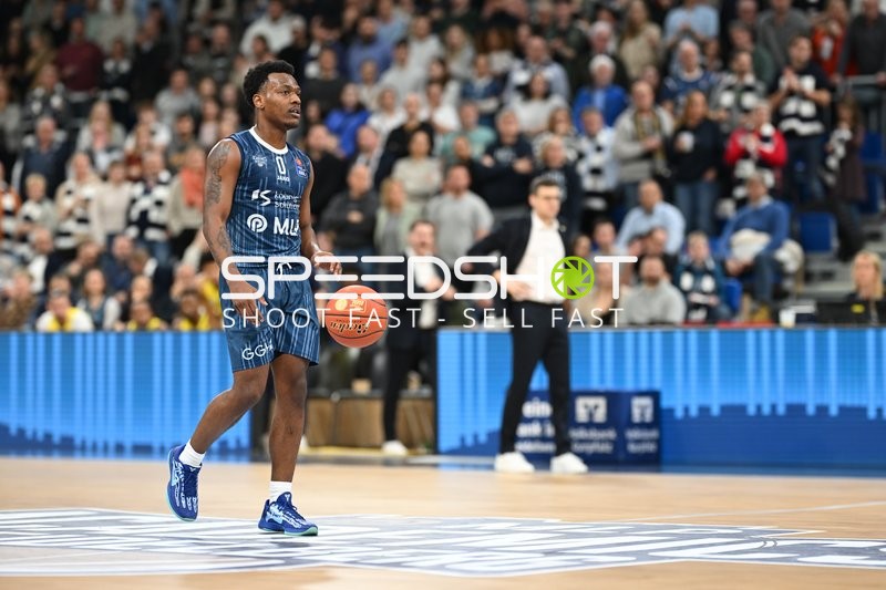 DJ Horne (0; MLP Academics Heidelberg) mit Ball in Aktion