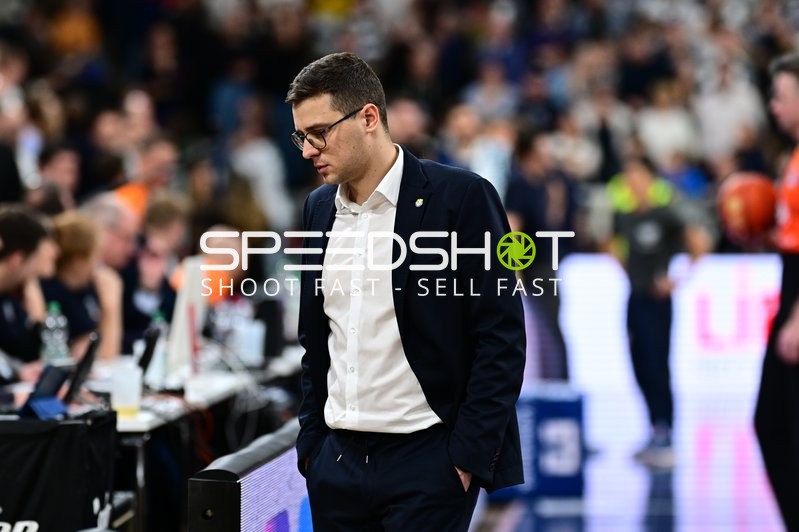 Lazar Spasic (997; EWE Baskets Oldenburg) am Spielfeldrand