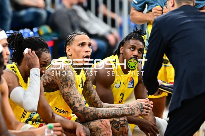 Michale Kyser (12; EWE Baskets Oldenburg) und Christopher Clemons (3; EWE Baskets Oldenburg) am Spielfeldrand