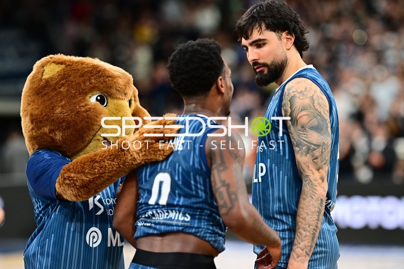 Marcel Keßen (15; MLP Academics Heidelberg) und Maskottchen in Aktion