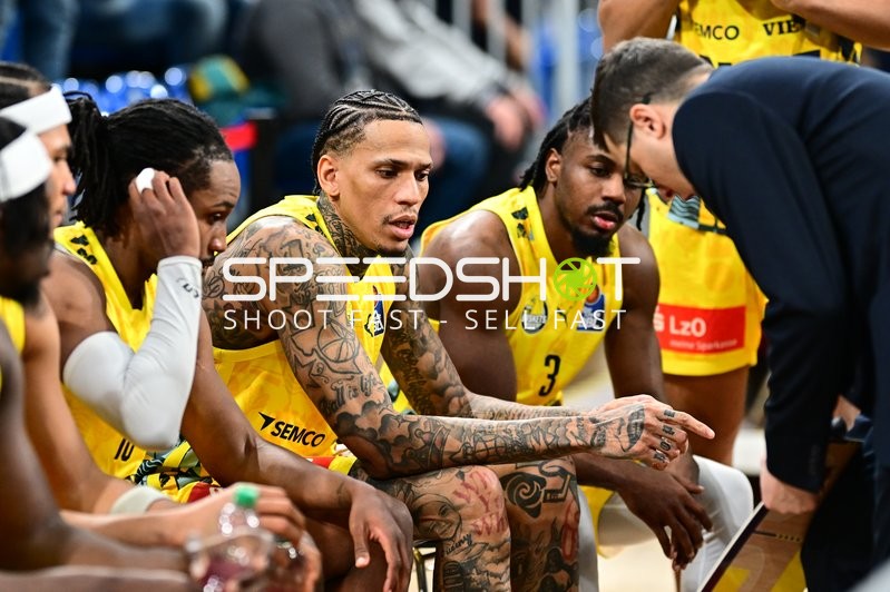 Szene mit Michale Kyser (12; EWE Baskets Oldenburg) und Christopher Clemons (3; EWE Baskets Oldenburg)