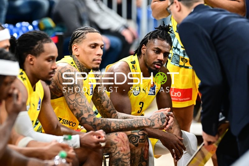 Szene mit Michale Kyser (12; EWE Baskets Oldenburg) und Christopher Clemons (3; EWE Baskets Oldenburg)