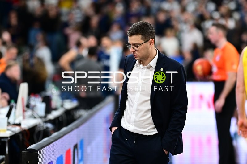 Lazar Spasic (997; EWE Baskets Oldenburg) am Spielfeldrand