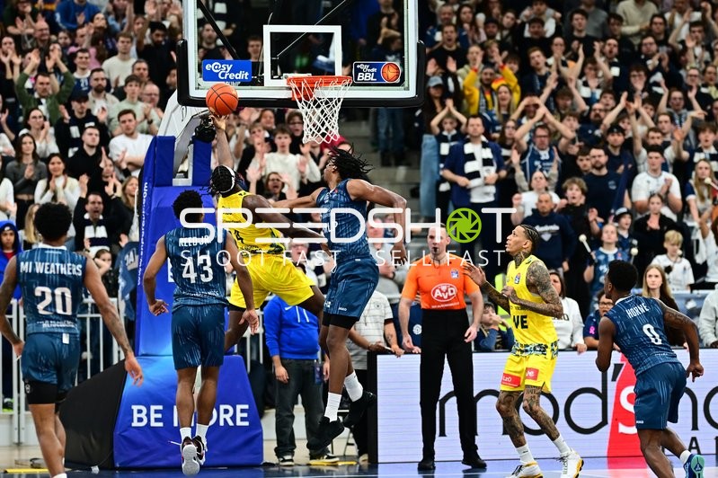 Michale Kyser (12; EWE Baskets Oldenburg) am Korb