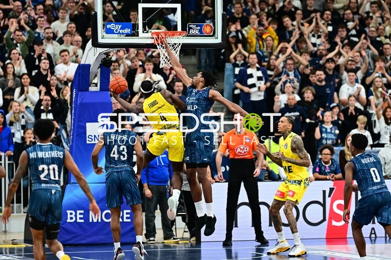 Osun Osunniyi (12; MLP Academics Heidelberg) und Michale Kyser (12; EWE Baskets Oldenburg) am Korb