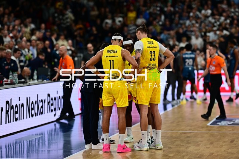 Brian Fobbs (4; EWE Baskets Oldenburg) in Aktion