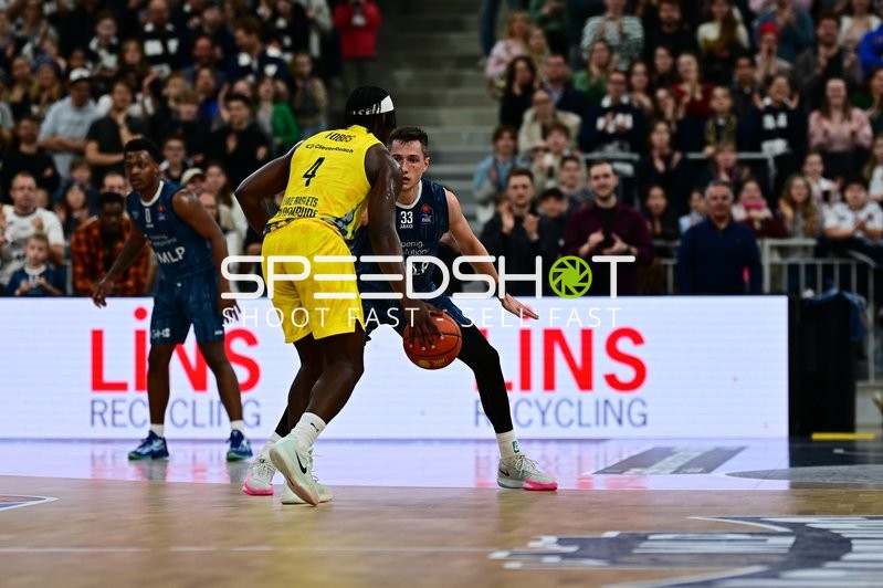 Spielaktion mit Ryan Mikesell (33; MLP Academics Heidelberg) und DJ Horne (0; MLP Academics Heidelberg)